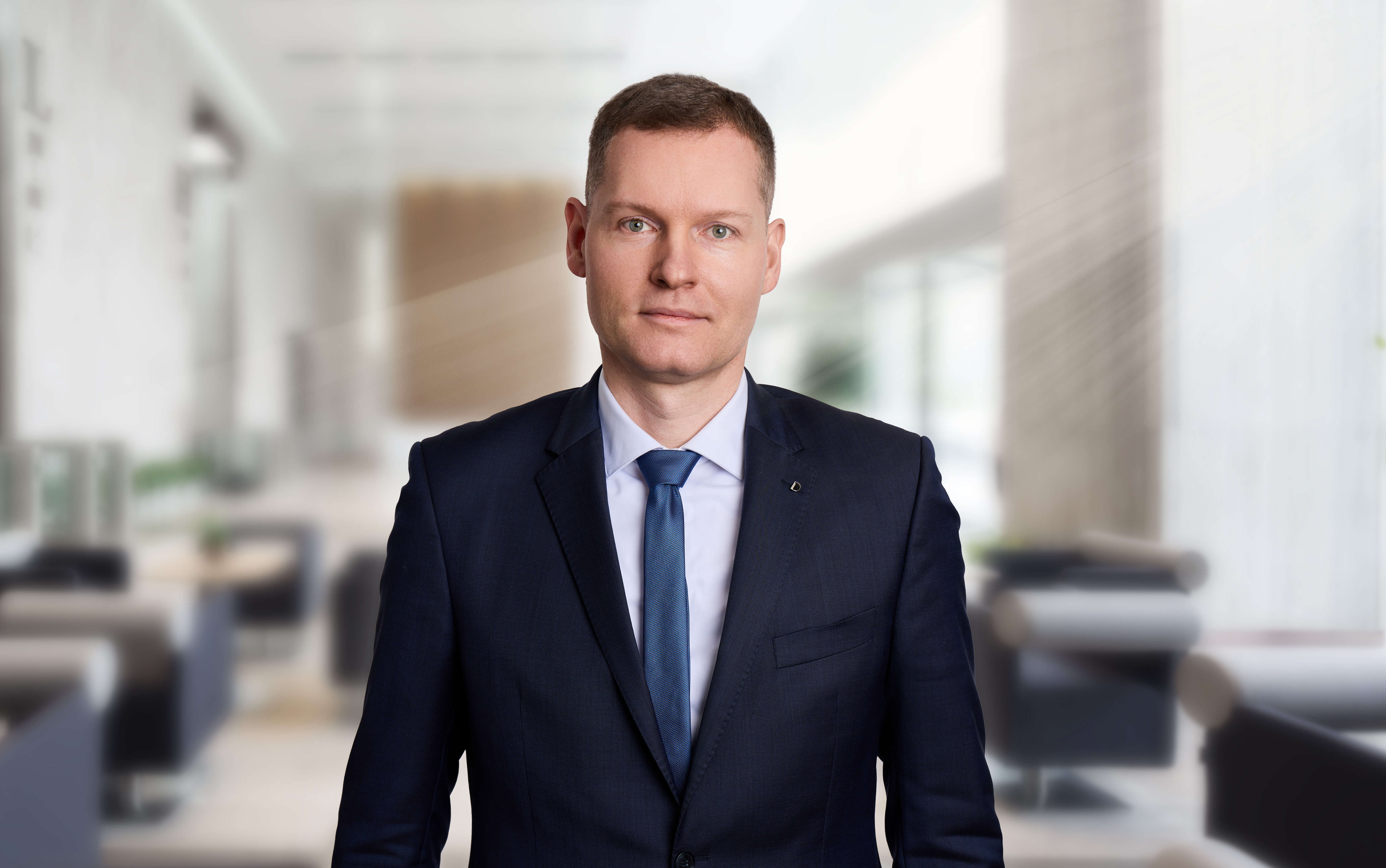 JUDr. Ing. Ľubomír Škvaril, MBA