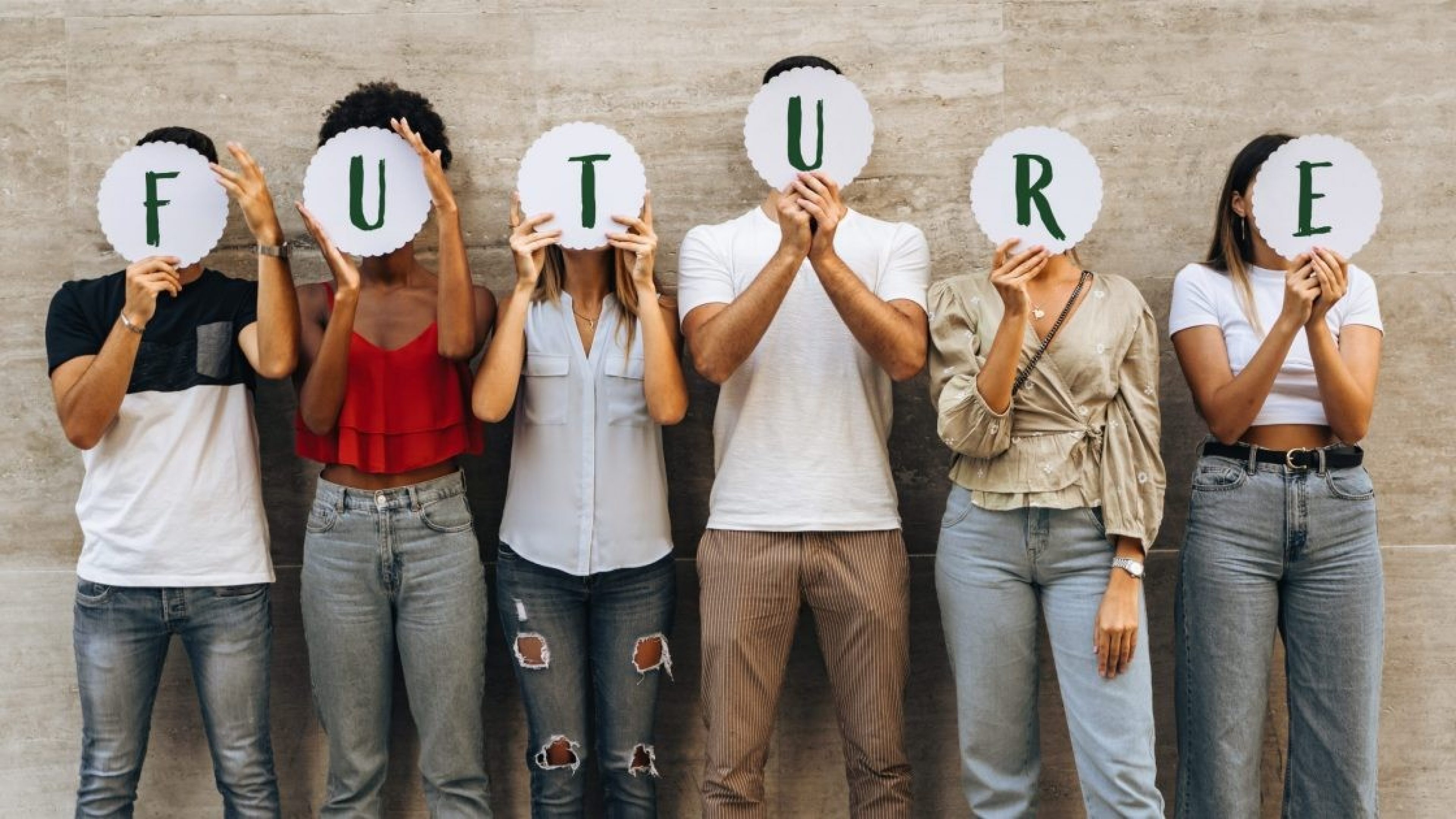 Skupina mladých ľudí stojí s písmenami "FUTURE" pred svojimi tvárami.
