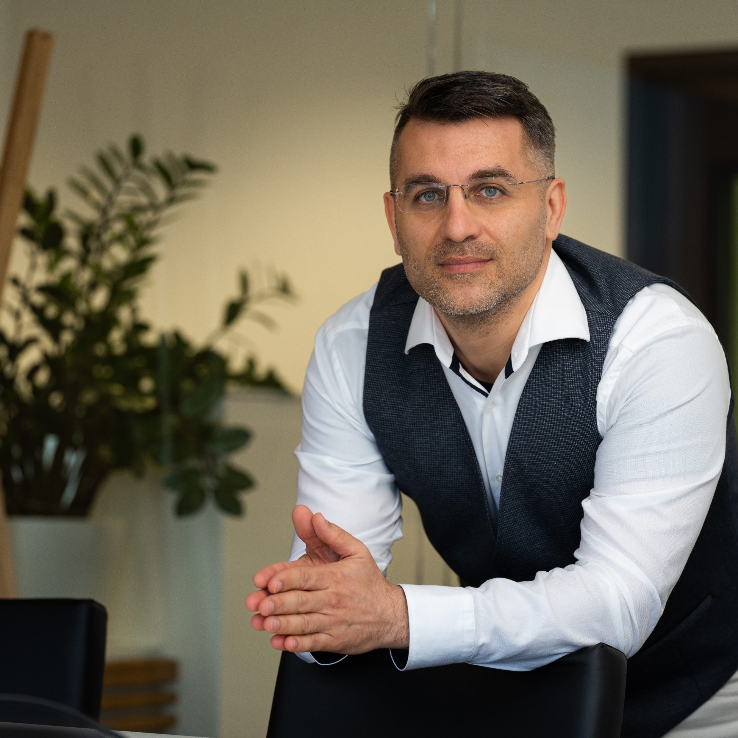 Pavel Škriniar radí, ako začať sporiť.