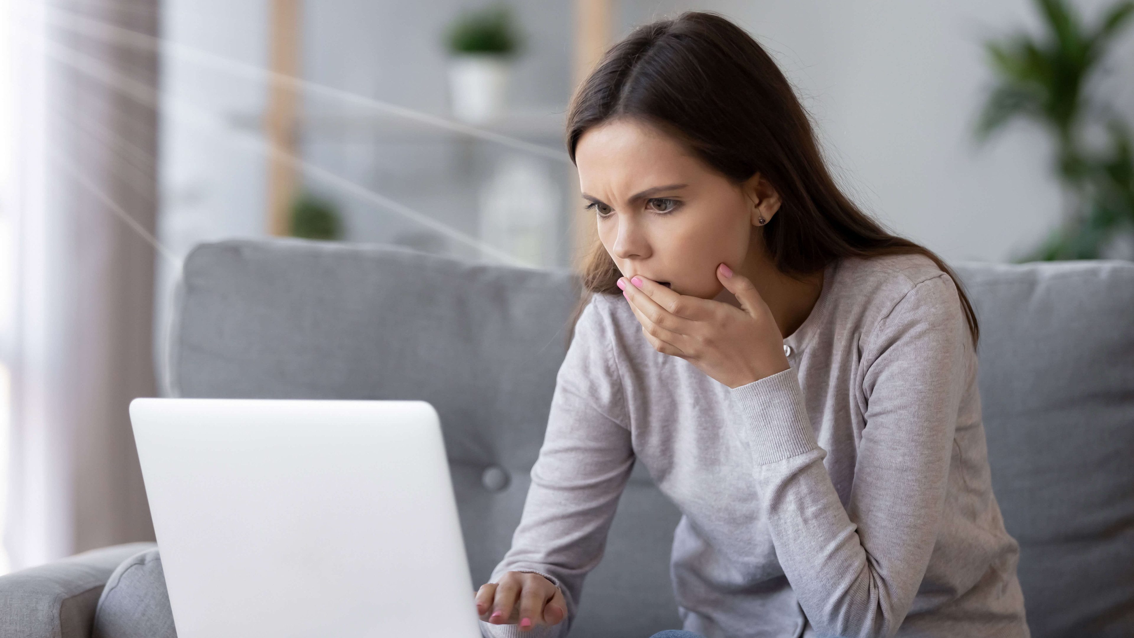 Mladá žena zistila, že naletela finančnému podvodníkovi na internete.