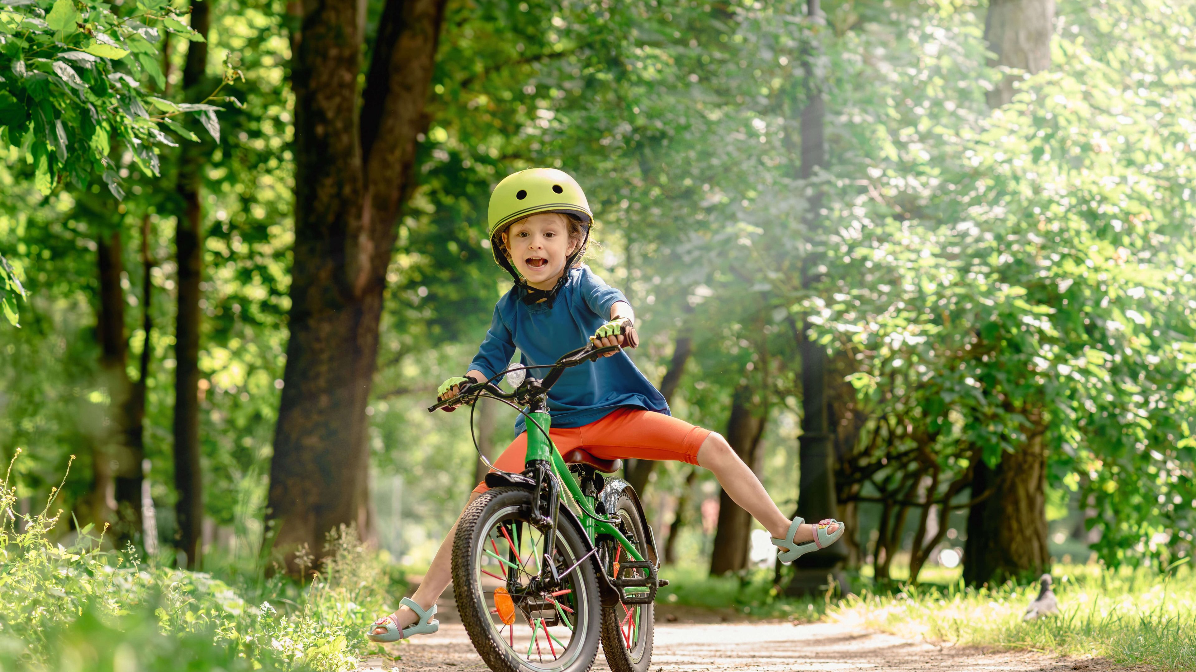 Chlapec sa učí jazdiť na bicykli počas letných prázdnin. Má uzatvorené kvalitné poistenie.