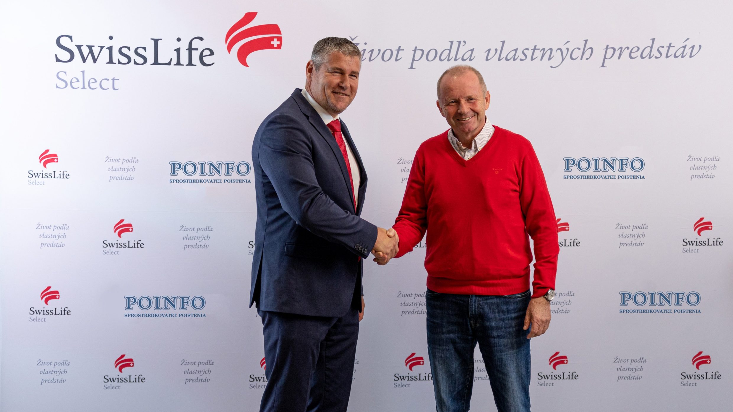 Foto: František Dragúň a Pavol Dudás si podávajú ruky