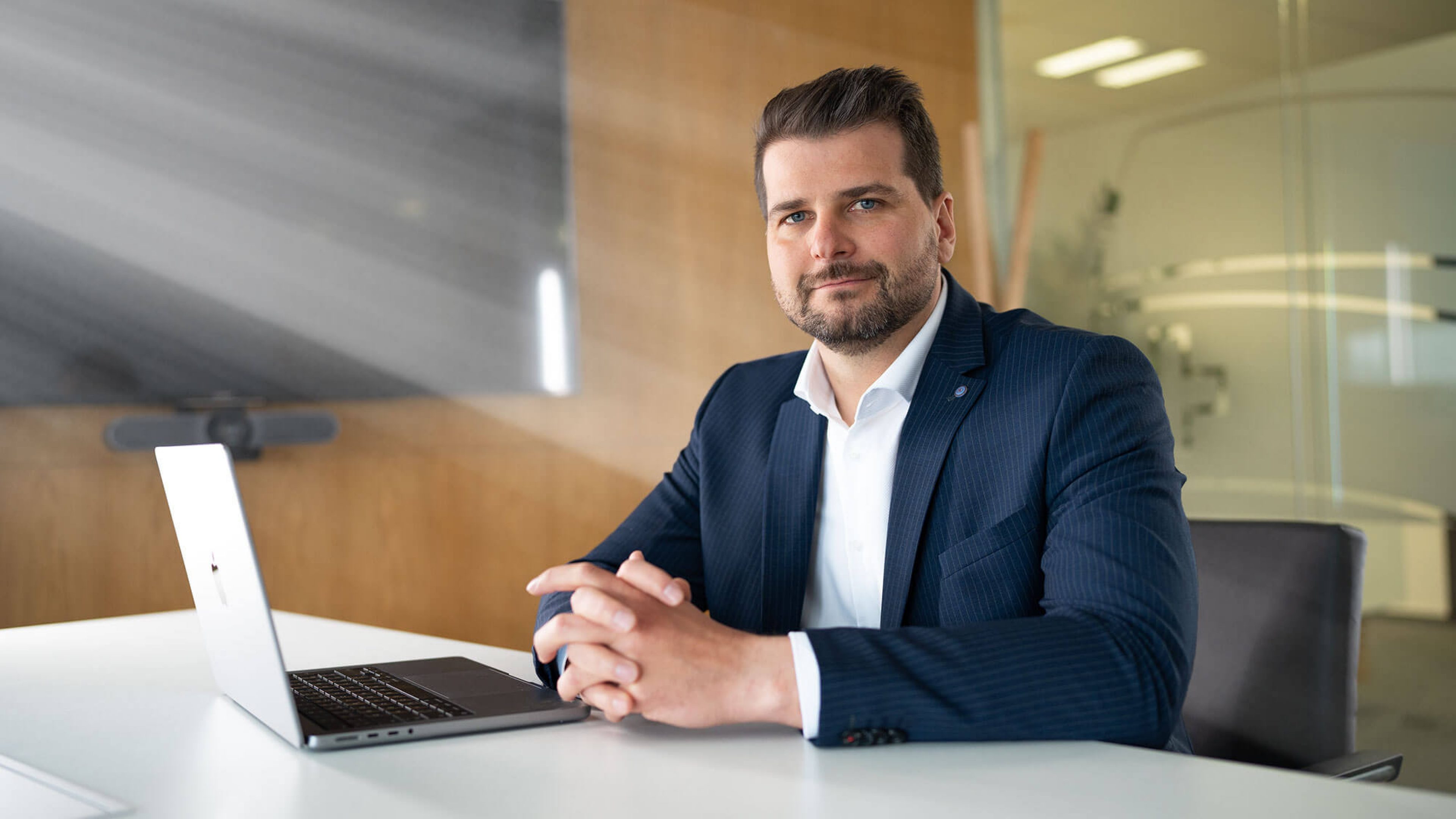 Pavol Hajduk bývalý hokejista a súčasný spolupracovník Swiss Life Select pripravuje v kancelárii finančné riešenia pre klientov.