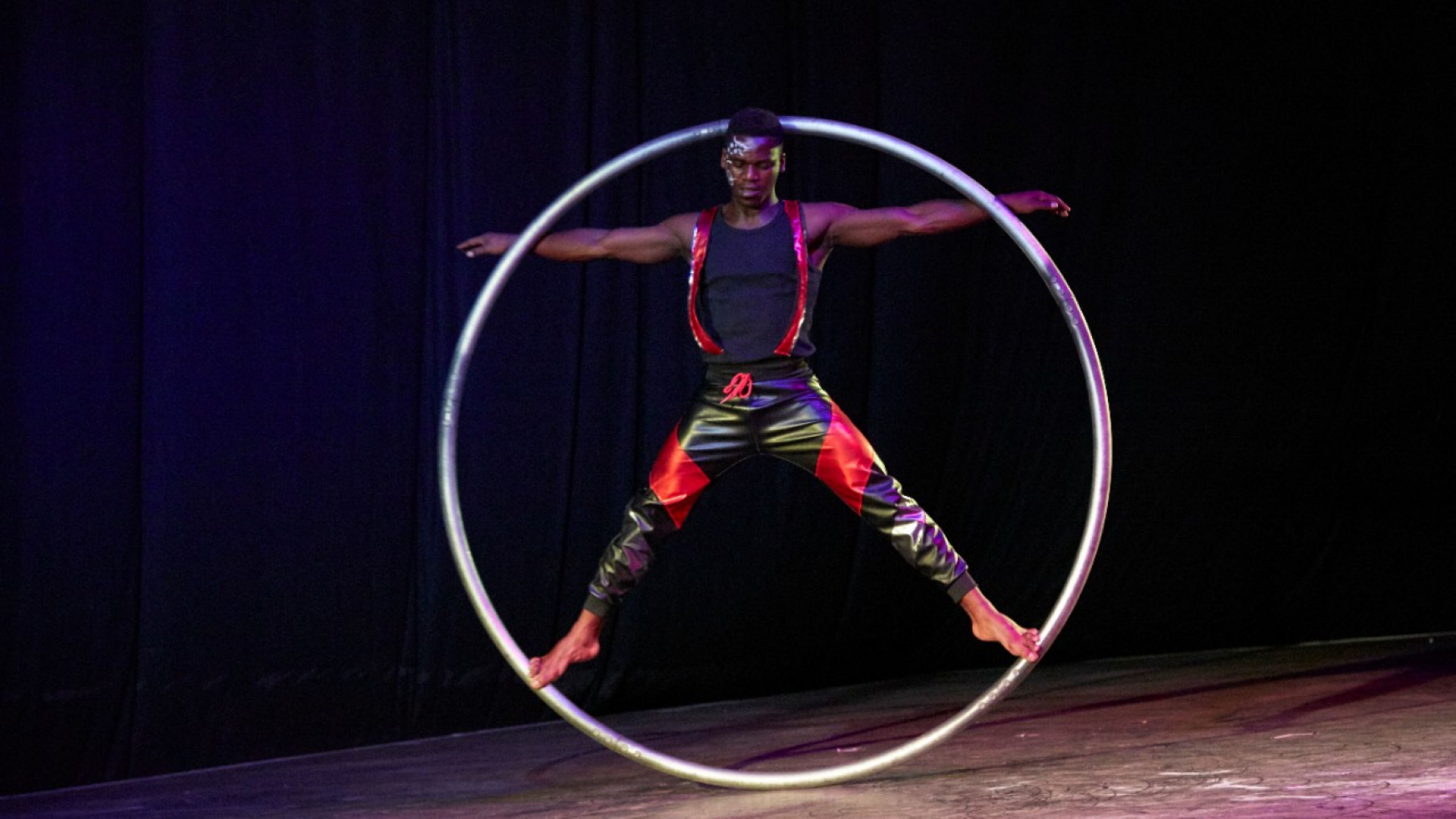 Zip Zap Circus School: Cirkusant s obručou