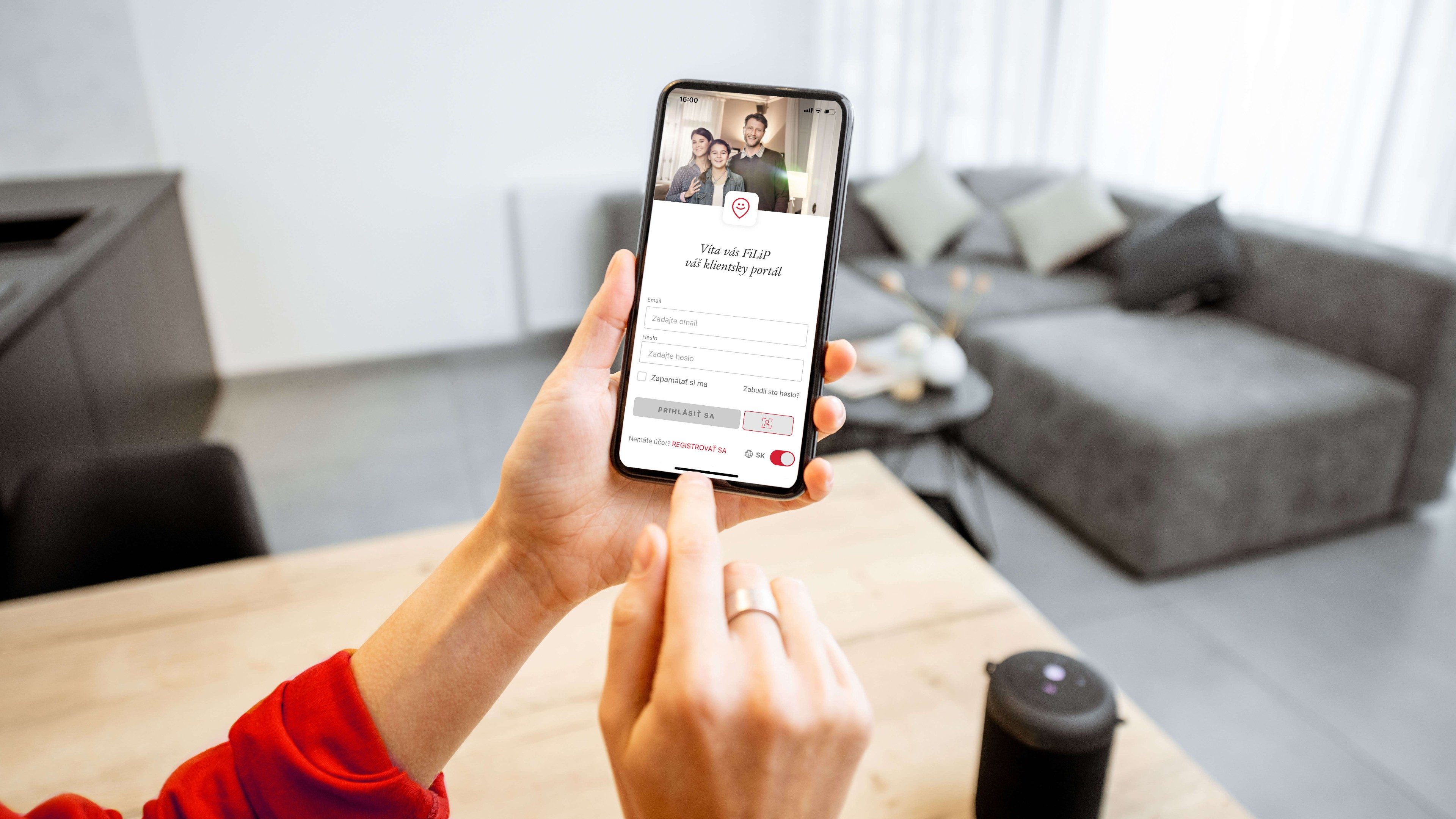 Screenshot telefónu s otvorenou mobilnou aplikáciou klientskeho portálu FiLiP.