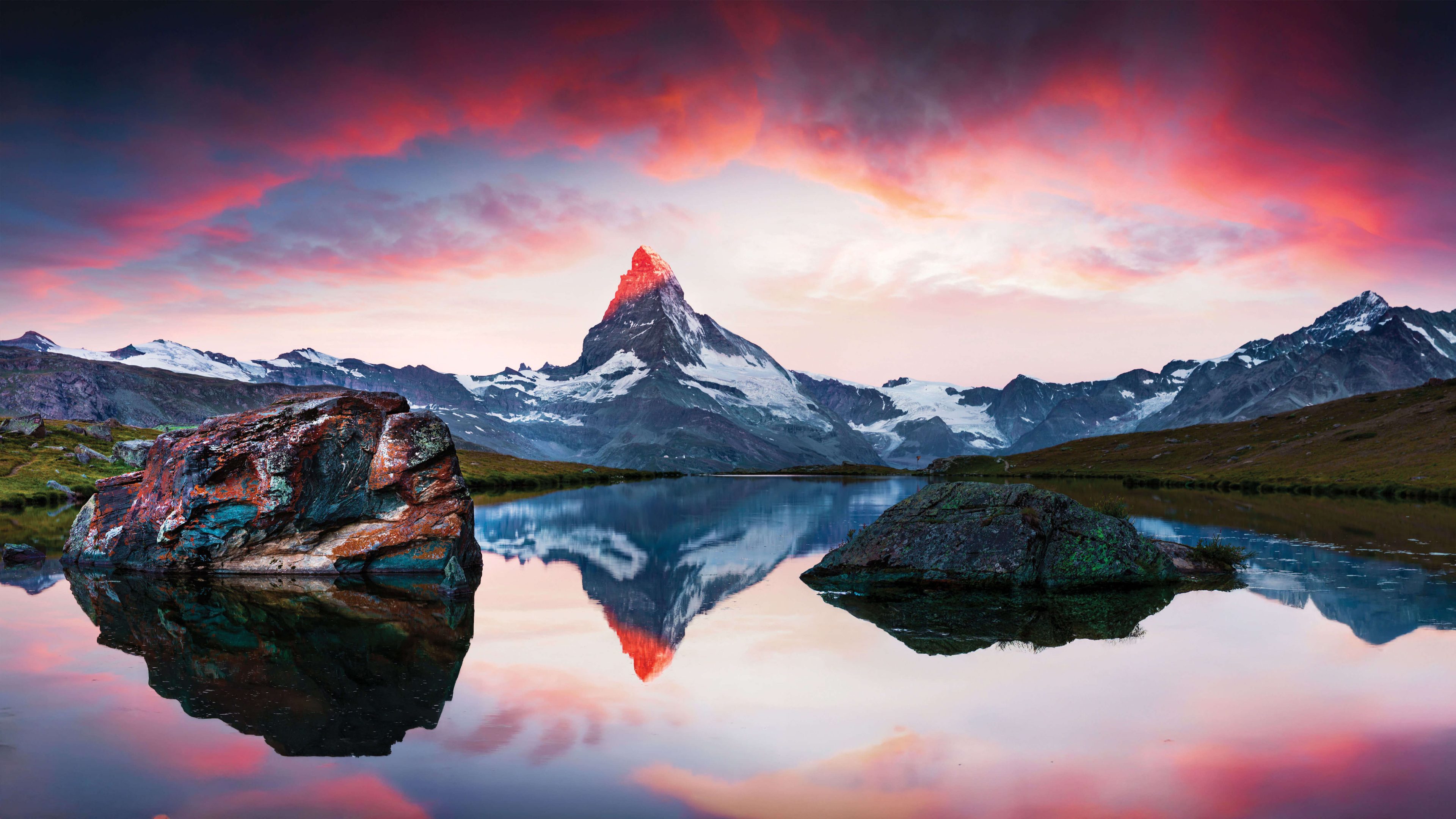 Hora Matterhorn v západe slnka.