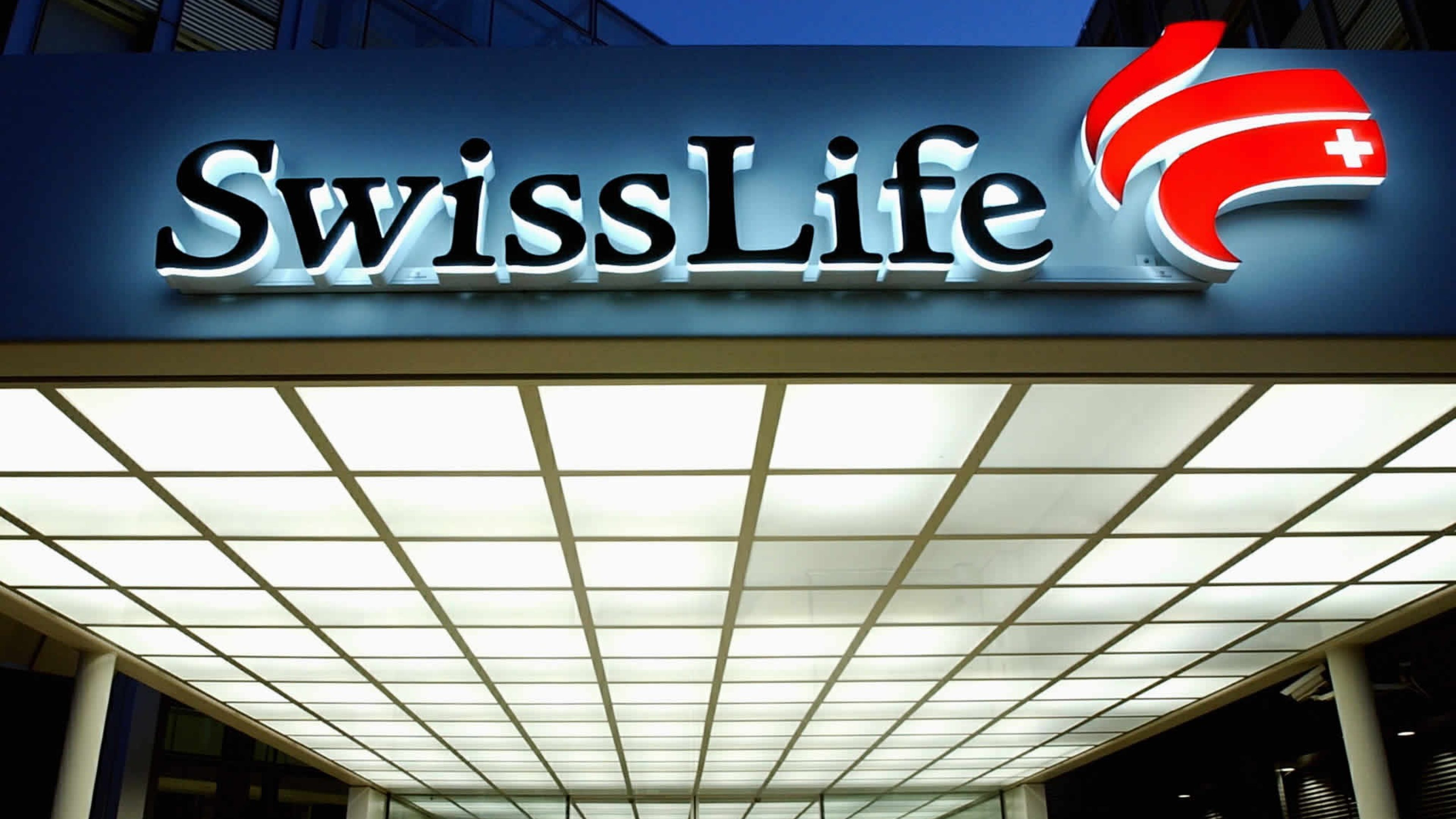 Logo Swiss Life nad vstupom do budovy, vo Švajčiarsku