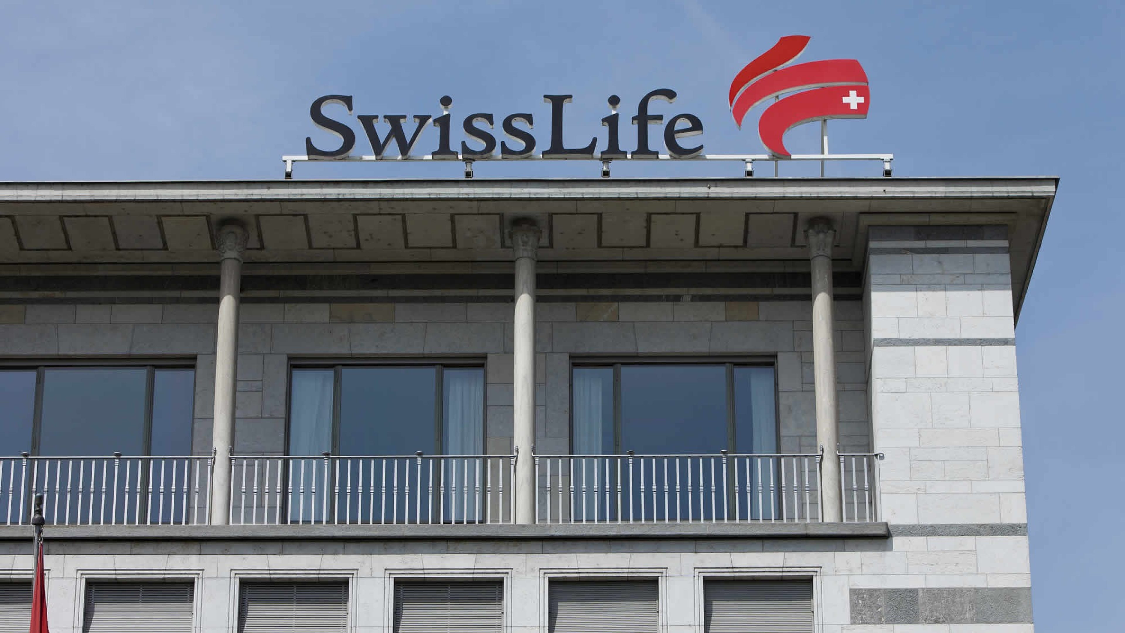 Logo Swiss Life, na budove vo Švajčiarsku.
