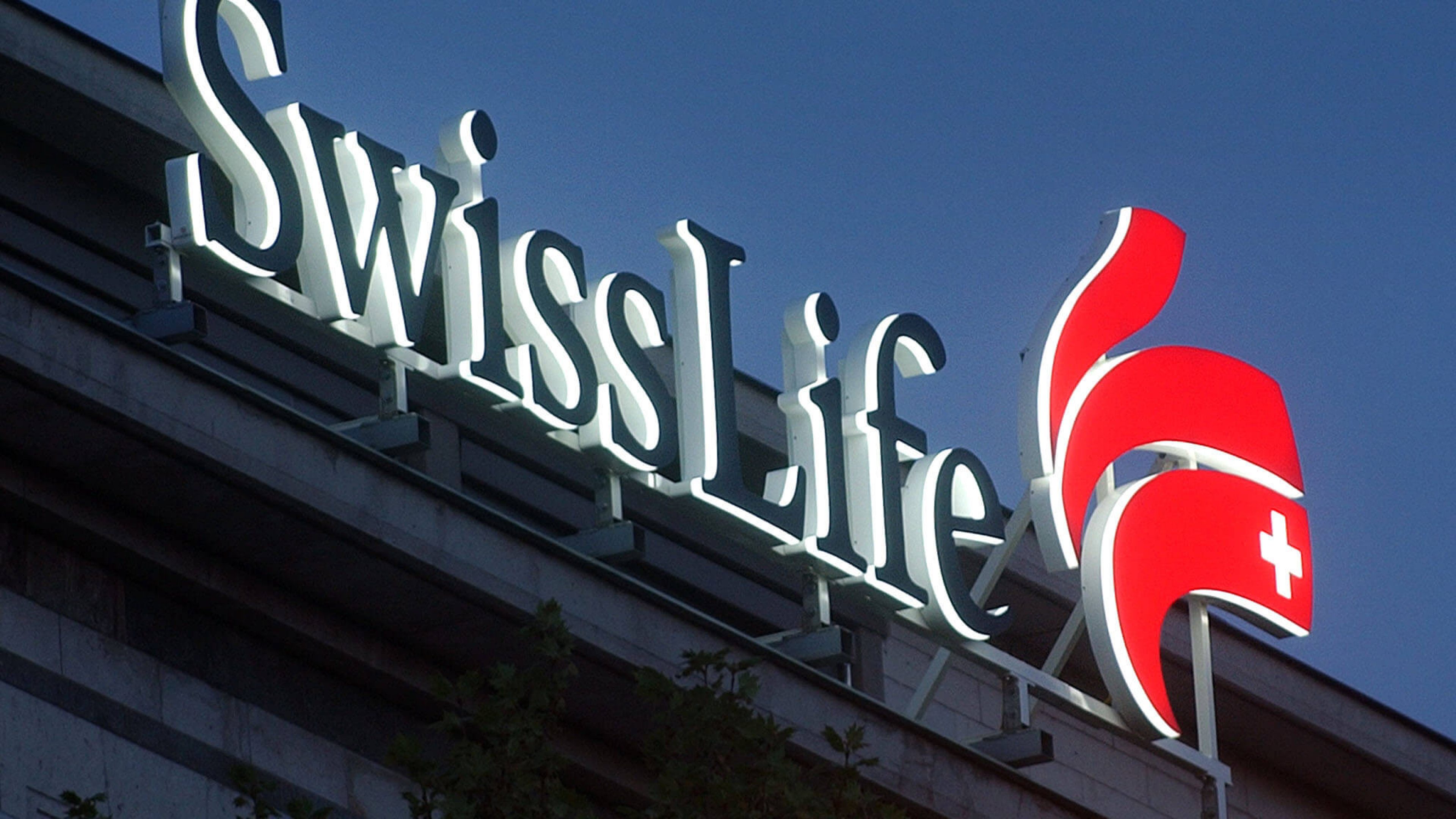 Logo Swiss Life, na budove vo Švajčiarsku.